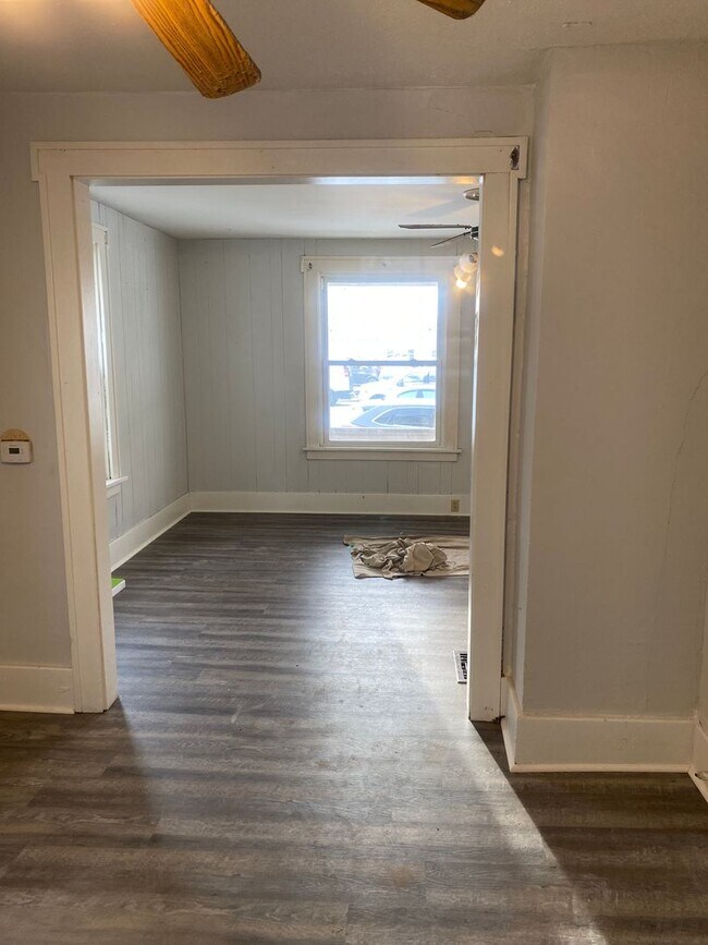 Building Photo - 3 BR 1 BA Single House With All New Flooring