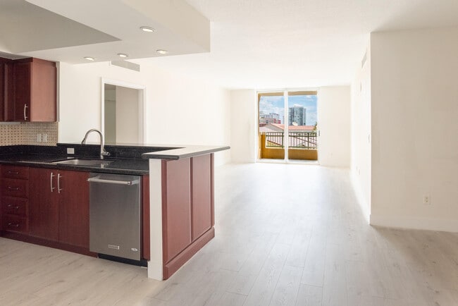 Building Photo - 403 S Sapodilla Ave