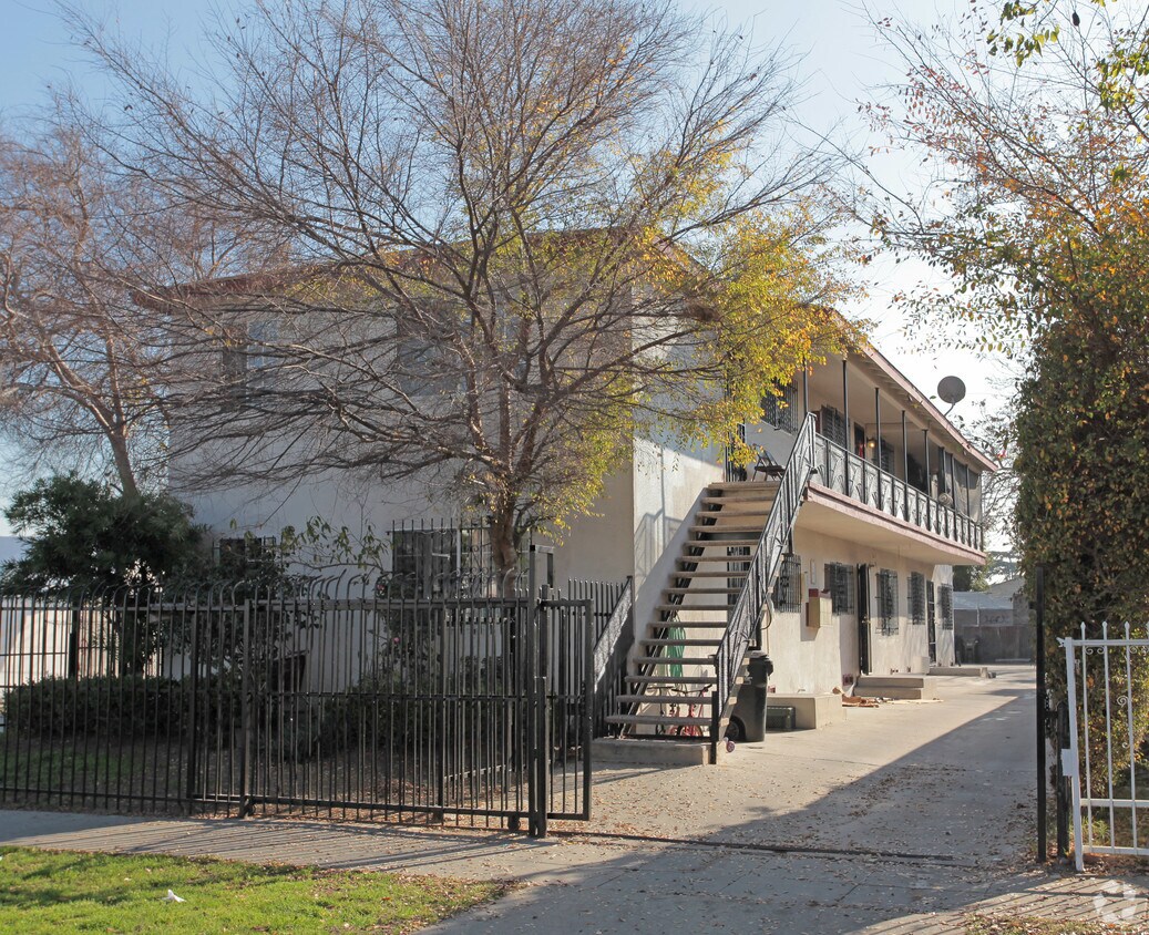 Foto del edificio - 906 W 62nd St