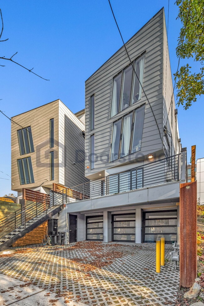 Building Photo - 708 14th Ave