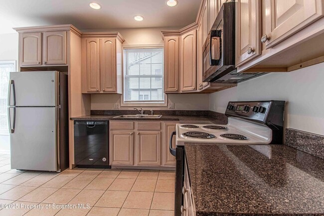 Building Photo - 4013 Pond View Dr