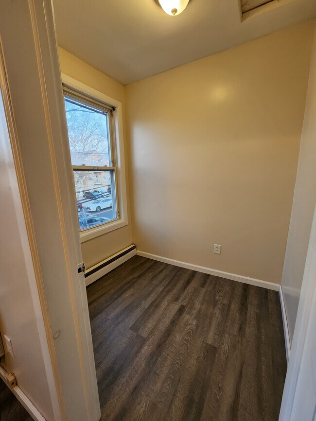 Half bedroom - 279 Danforth Ave