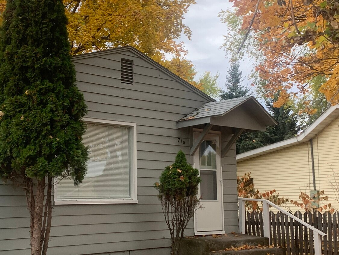 Front of house, 1 - 710 11th Ave E