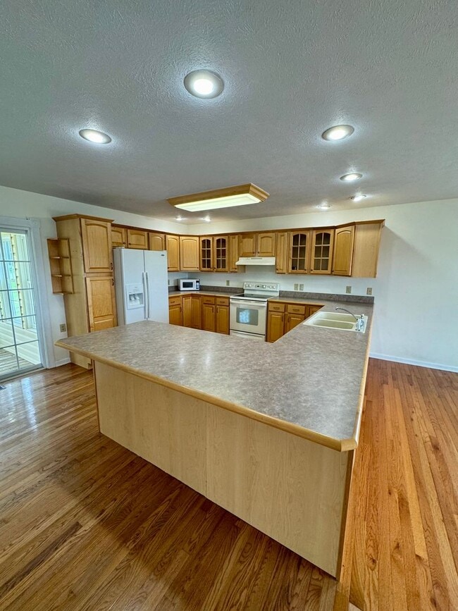 Building Photo - ***FIRST MONTHS RENT HALF PRICE*** House f...
