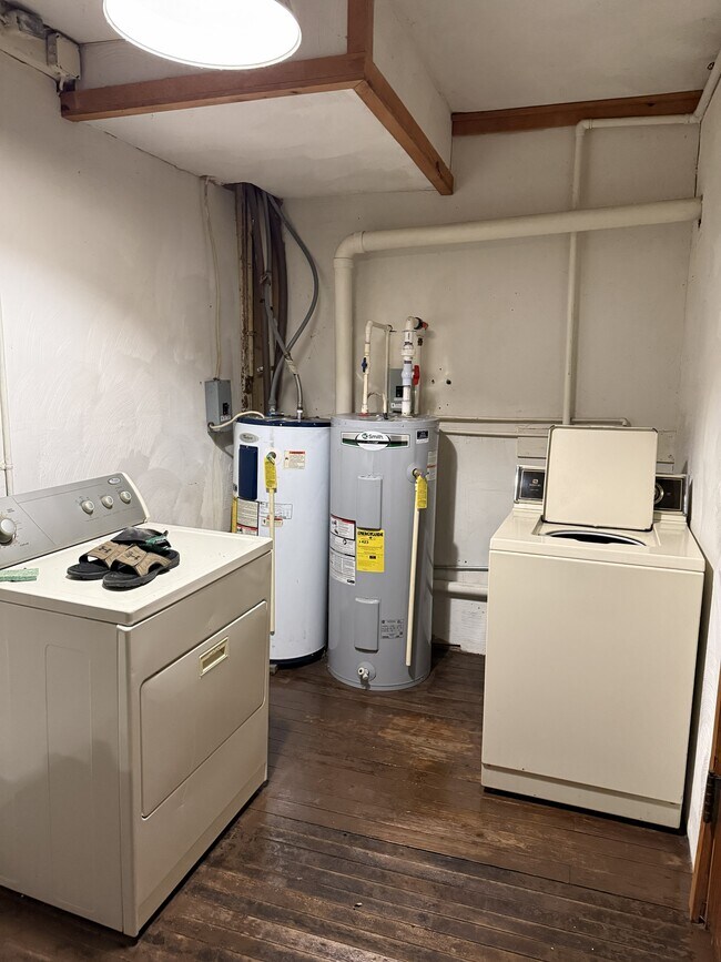 Lavadora y secadora en la sala de estar. - 15 Wabank Rd