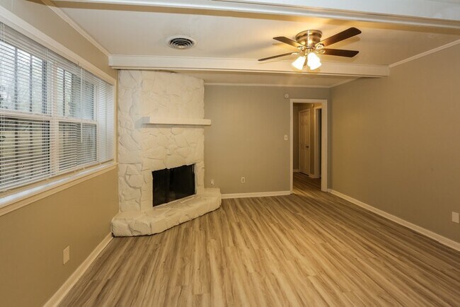 Building Photo - Beautiful Home, Perfect for You