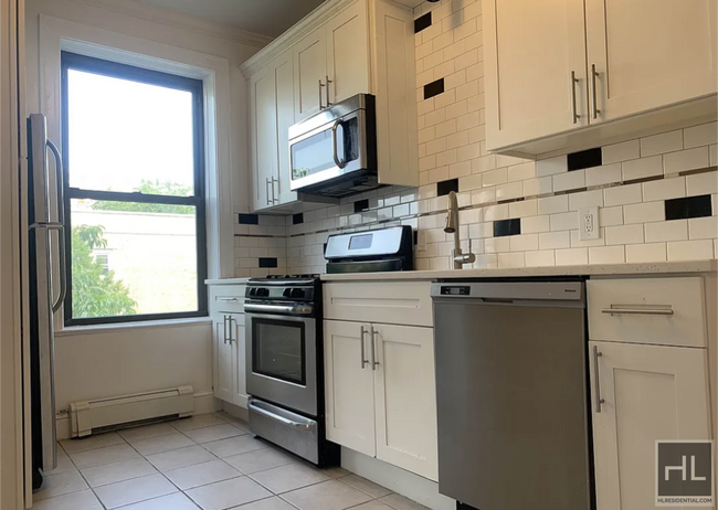 Building Photo - Huge renovated 3 bedroom apartment 24 STRE...