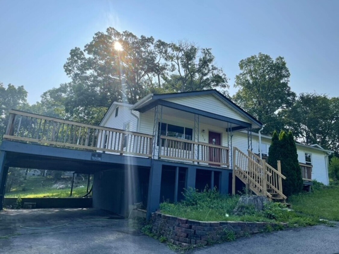 Primary Photo - 978 Oak Dr