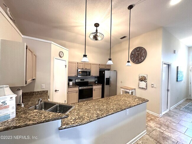 Building Photo - 1624 Roberts Dr