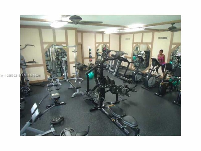 Building Photo - 3720 Inverrary Dr