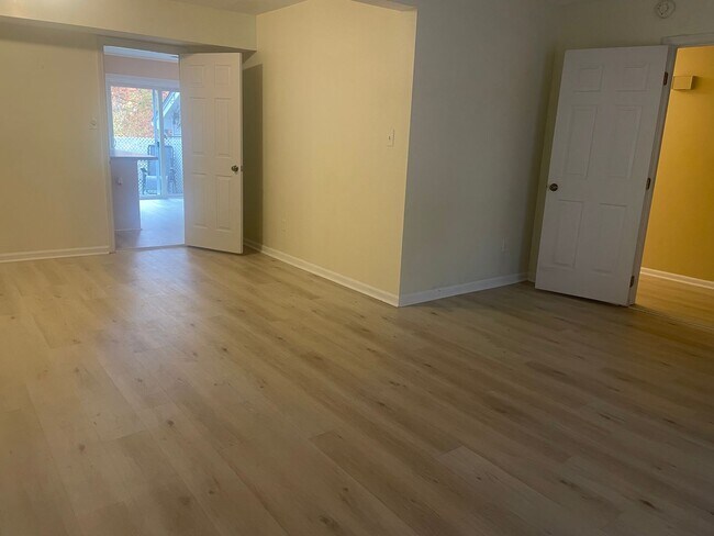Building Photo - Charming 3BD, 2.5BA North Raleigh Townhome...