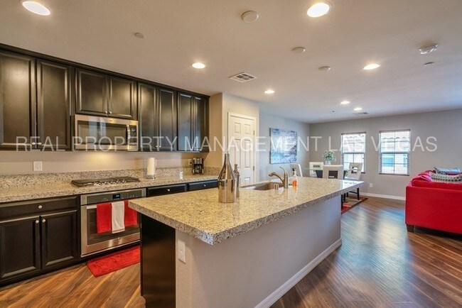 Building Photo - MOVE-IN SPECIAL! GORGEOUS 3BD FURNISHED