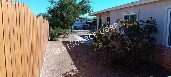 Foto del edificio - 4 Bedroom Home for Rent in Barstow