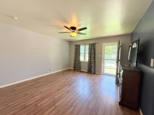 Building Photo - Adorable 3/1 Bungalow with $150 flat fee utilities