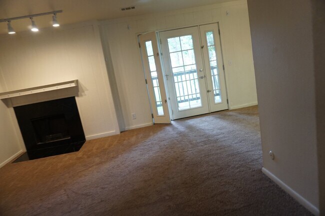 Building Photo - Condo Living in the Heart of Evergreen!