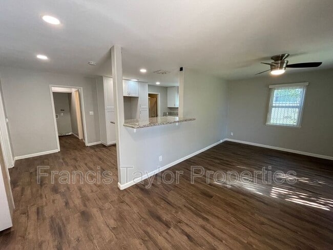 Building Photo - 218 W 8th Ave