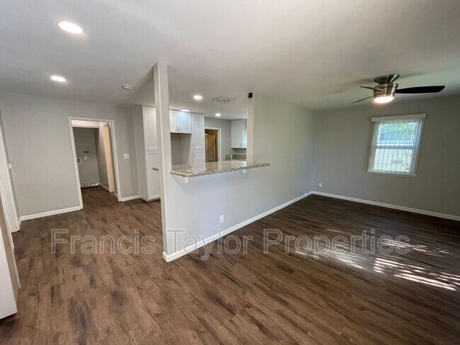 Foto del edificio - 218 W 8th Ave