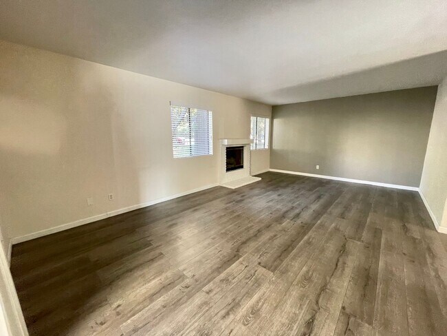 Building Photo - Gorgeous 3 Bedroom Condo with Garage in Ch...