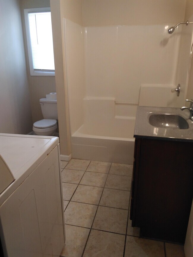 Building Photo - 709 S Poplar St