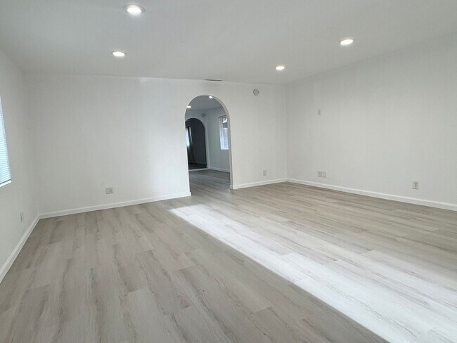 Foto del edificio - Beautifully Remodeled 2 Bedroom 1 Bath Hom...