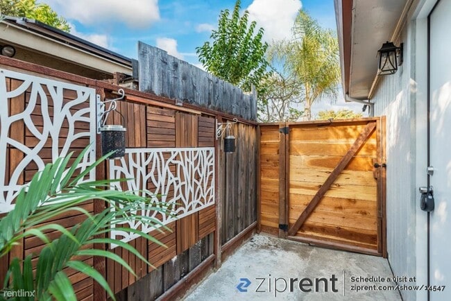Building Photo - Studio, 1 bath House - 36295 Christine St,...