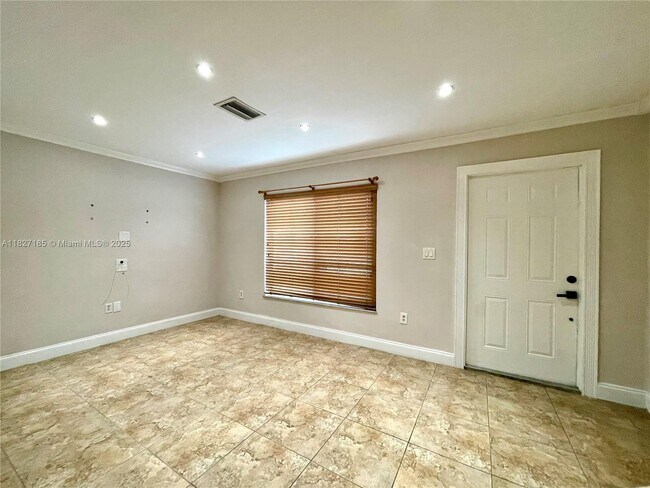Foto del edificio - 8430 NW 8th St