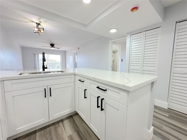 Building Photo - 3110 N Pine Island Rd