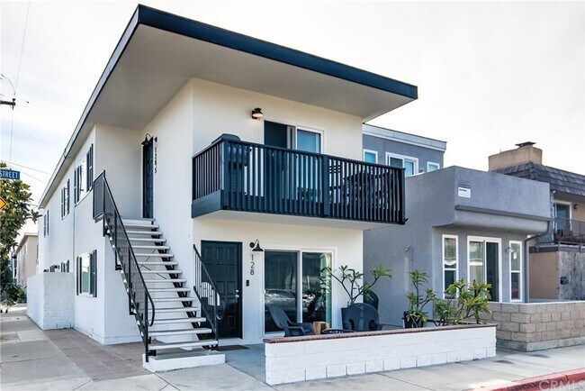 Último piso con dos balcones y barbacoa de gas. - 128 34th St