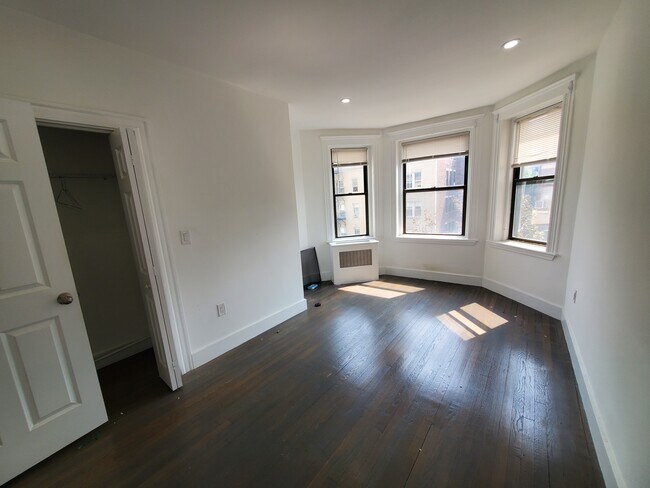 Building Photo - 5 Peterborough St