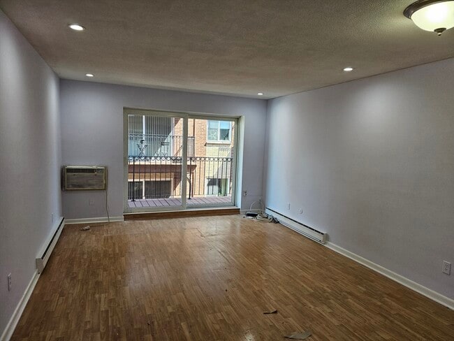 Building Photo - 29 Custer St