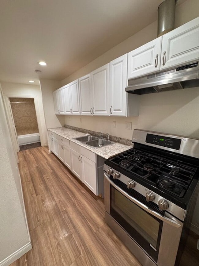 Foto del edificio - 8637 S Hoover St