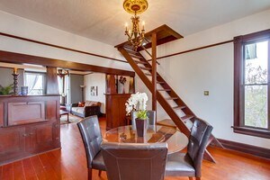 Escaleras al loft superior - 845 20th St