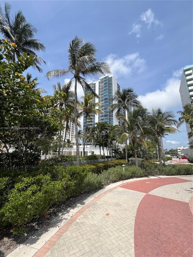 Building Photo - 2655 Collins Ave