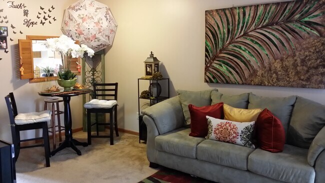 El Área - 550 Courtwood Ln