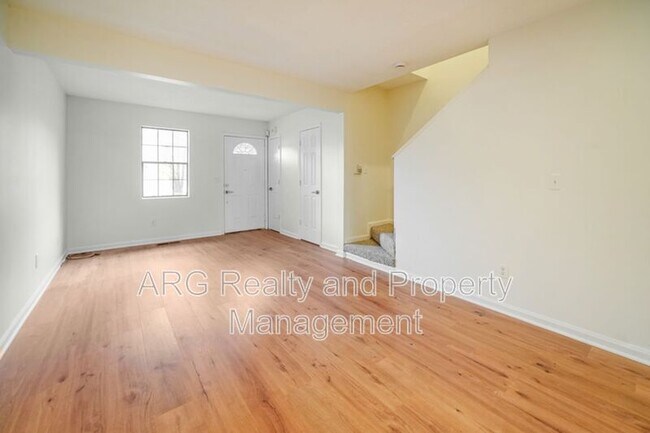 Building Photo - 7042 Oakhill Cir