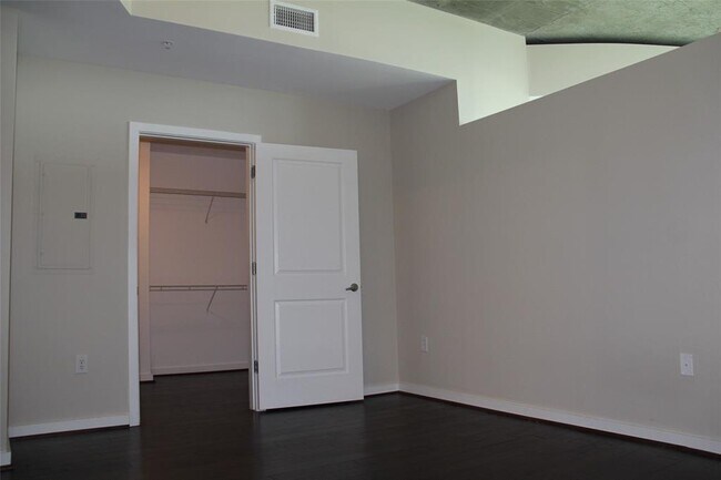 Building Photo - 5925 Almeda Rd
