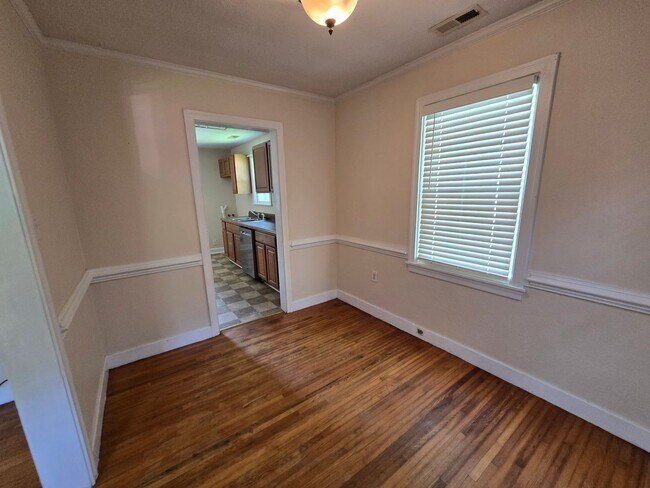 Building Photo - Cute 3Bed, 1Bath Home in Riverside Area