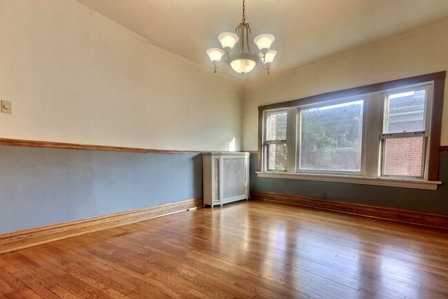 Building Photo - 422 S Scoville Ave