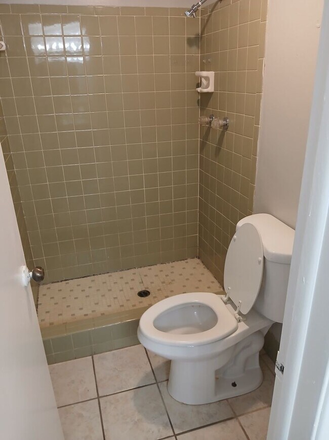 Building Photo - Updated 2 Bed / 2 Bath Home for Rent – Nea...