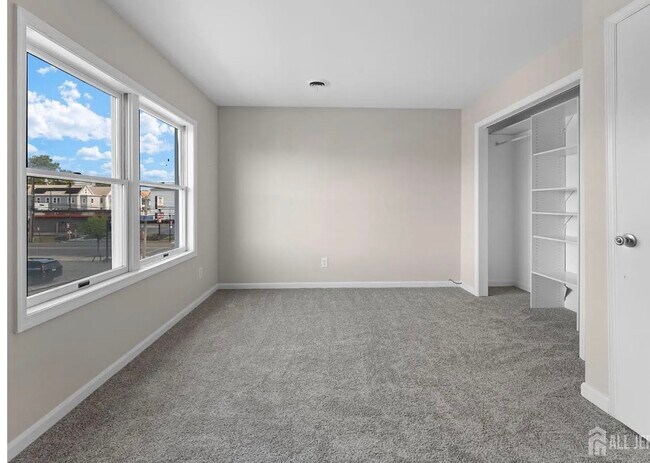 Foto del edificio - 284 Silzer St