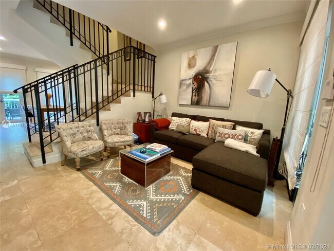 Foto del edificio - 584 Fernwood Rd
