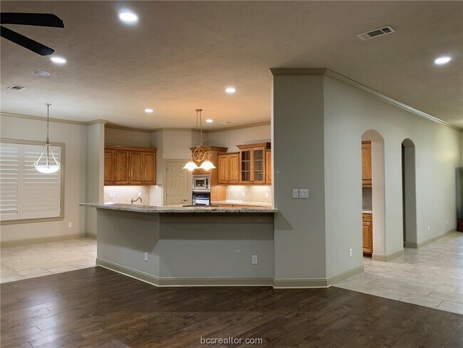 Building Photo - 5001 Fairfield Ct