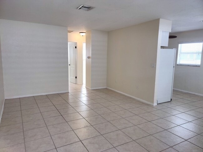 Building Photo - Annual Unfurnished Venice Island Condo – B...