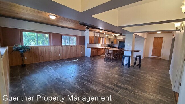 Building Photo - 2 br, 1 bath House - 1304 W 5th # 15