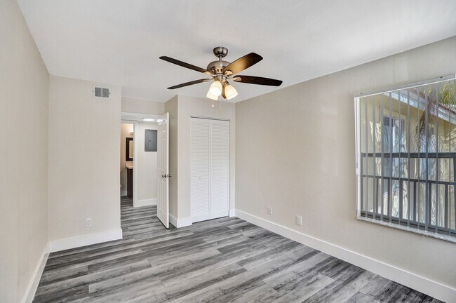 Foto del edificio - 2BED/1BATH renovated apartment ready to MOVE IN!