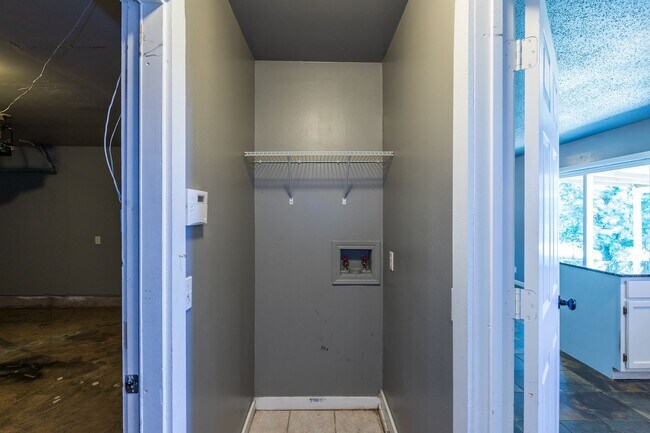 Building Photo - Charming 3 Bedroom in East Tulsa Home!