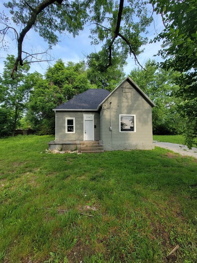 Primary Photo - 2347 N Lyon Ave