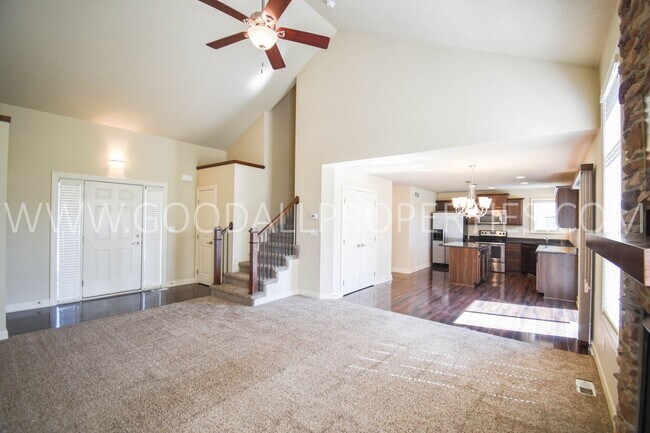 Building Photo - 4 Bedroom, 3.5 Bathroom in West Des Moines