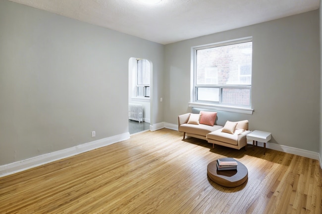 Photo du bâtiment - 119 Eglinton Ave W