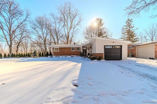 Building Photo - 811 Norwich Dr